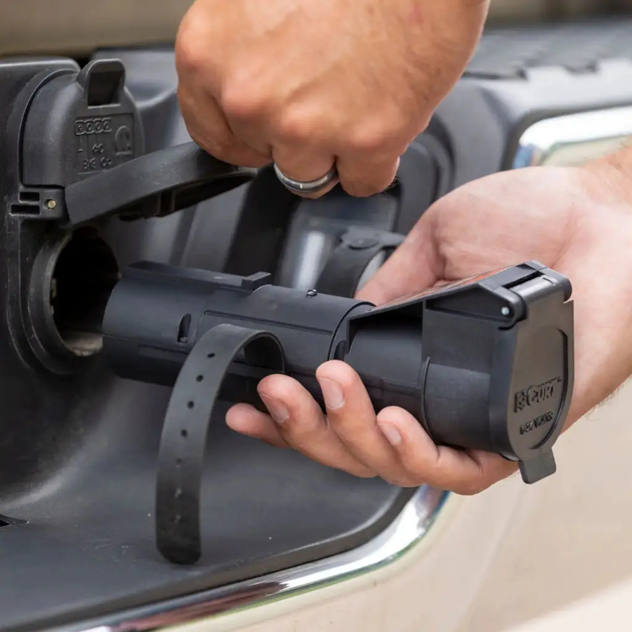 Curt Echo Mobile Trailer Brake Controller, 7-Way, Bluetooth Smartphone Connection - Image 4